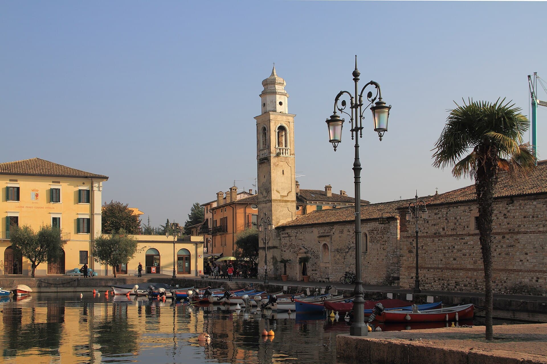 Lazise met kinderen: haventje, muren en pretparken